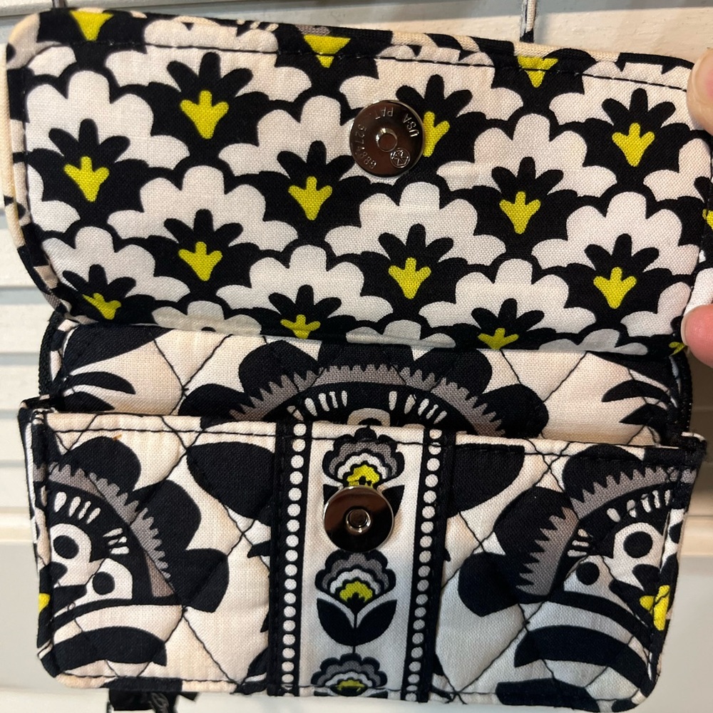 Stylish Vera Bradley Black and White Quilted Women's Cross Bag - Picture 5 of 8